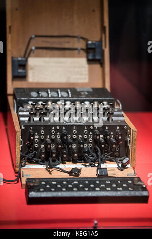 Eine funktionierende Enigma-Maschine aus dem Zweiten Weltkrieg bei der Ausstellung „Codebreakers and Groundbreakers“ im Fitzwilliam Museum in Cambridge. Stockfoto