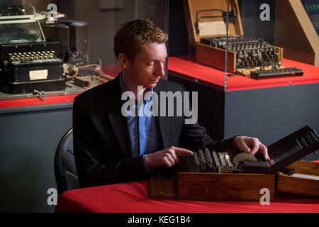 Enigma expert James grime untersucht eine Arbeitsgruppe Weltkrieg ii enigma Maschine an der Codebreakers und groundbreakers ' Ausstellung im Fitzwilliam Museum in Cambridge. Stockfoto