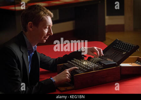 Enigma expert James grime untersucht eine Arbeitsgruppe Weltkrieg ii enigma Maschine an der Codebreakers und groundbreakers ' Ausstellung im Fitzwilliam Museum in Cambridge. Stockfoto