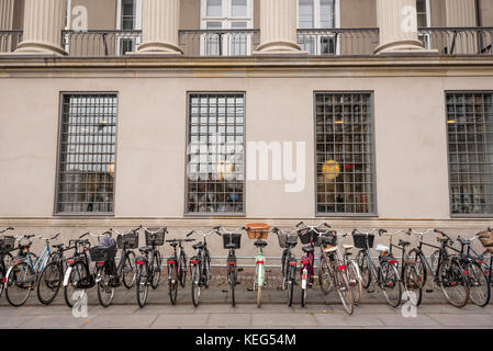 Zeile der Fahrräder geparkt, Kopenhagen, Dänemark. Stockfoto