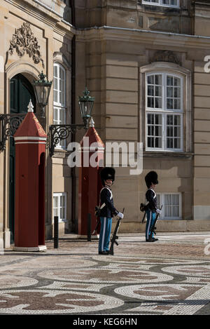 Royal guards an, die den Palast Amalienborg Palast, Kopenhagen, Dänemark Stockfoto