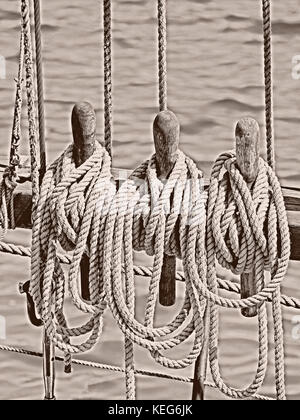 Close-up des Schiffs Seil eine alte hölzerne Segelschiff in Schwarzweiß Stockfoto