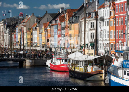 Nyhavn (neuer Hafen) ist eine aus dem 17. Jahrhundert am Wasser-, Kanal- und Unterhaltungsviertel in Kopenhagen, Dänemark, Es wird von Hell 17 farbige gefüttert und Stockfoto