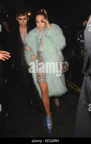 LFW SS 2018: MIU Miu X LOVE Magazine Party - Outside with: Rita ora Where: London, United Kingdom Wann: 18 Sep 2017 Credit: WENN.com Stockfoto