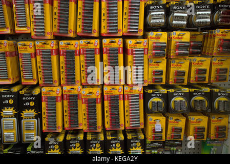Shop Display Wall von alkalischen Batterien Aaa Aa in Paketen gelb Kodak Stockfoto