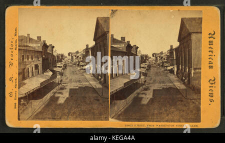 Dieses Bild zeigt die Essex Street in Salem, von der Washington Street aus gesehen, und zeigt ihre urbanen Merkmale, die Straßengestaltung und den architektonischen Stil während der Zeit von G. K. Proctors Werk. Stockfoto