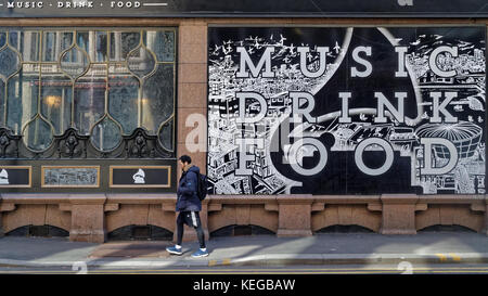 Glasgow street scene Fußgängerzone Musik trinken essen Hintergrund macsorleys, einer kleinen Bar auf Jamaica Street Stockfoto