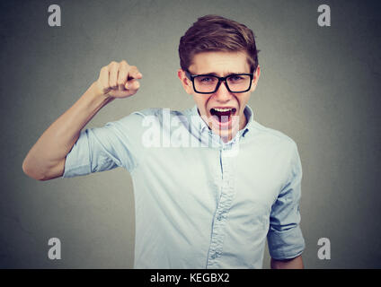 Wütende teenager Mann jemanden beschuldigen schreien Zeigefinger an Kamera Stockfoto