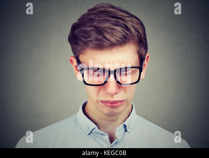 Nahaufnahme von einem weinenden Teenager Mann in Gläser Stockfoto