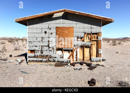 Verlassene Homestead, Mojave-wüste, die kalifornische Wüste, unter einem blauen Himmel. Stockfoto