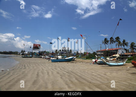 Dodanduwa Galle Südprovinz Sri Lanka Fischerboote am Strand Stockfoto