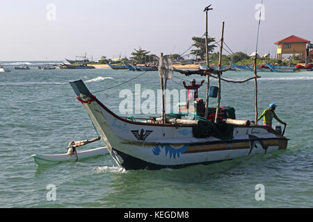 Kapparathota Anchorage Galle Südprovinz Sri Lanka Männer auf Ausleger Stockfoto