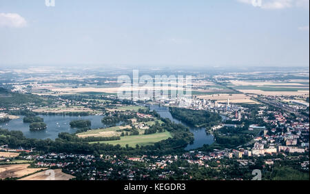 Lovosice Ort mit seiner ländlichen Umgebung von lovos Hügel in Ceske Stredohori Berge in der Tschechischen Republik Stockfoto