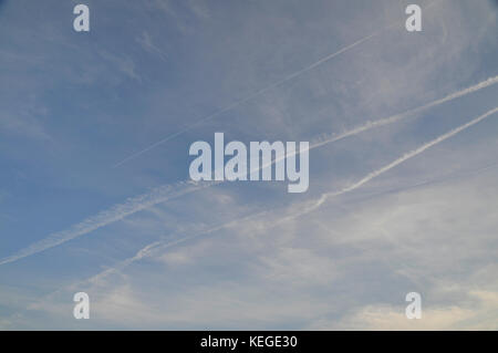 Flugzeug Kondensstreifen Überfahrt in den Himmel Stockfoto