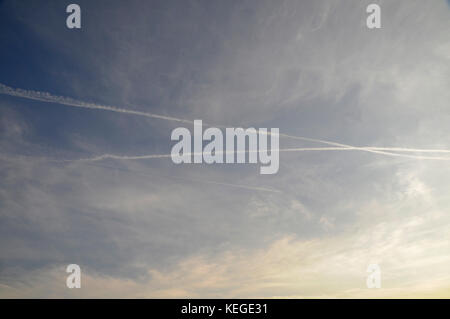 Flugzeug Kondensstreifen Überfahrt in den Himmel horizontale Foto Stockfoto