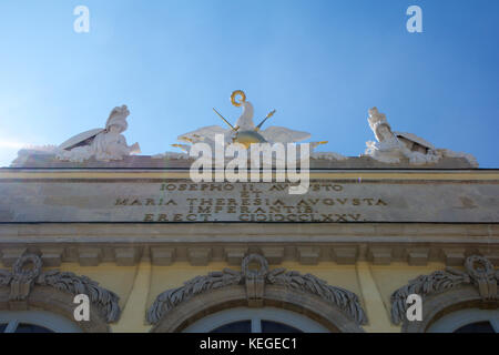 Wien, Österreich - Apr 30th, 2017: Statue des Erziehungsberechtigten auf die Gloriette in Schönbrunn in Wien, Österreich, im Jahre 1775 von dem Architekten Johann Ferdinand hetzendorf von hohenberg, klarer Himmel mit der Sonne im Hintergrund Stockfoto