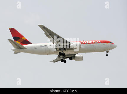 Juli 2008, Miami. Boeing 767 aus Kolumbien nationale Fluggesellschaft Avianca Landung in Miami Stockfoto