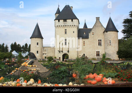 Chateau du Rivau, Touraine, Frankreich. Das Schloss aus dem gargantua Küche Garten. Stockfoto