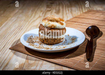 Frische Banane nuss Muffins auf einer Platte Stockfoto