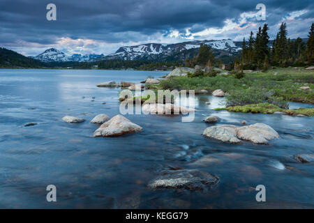 Der Auslass der Insel See in der Shoshone National Forest von Wyoming Stockfoto