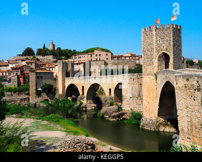 Blick auf das mittelalterliche Dorf von besalu in Girona - Spanien Stockfoto