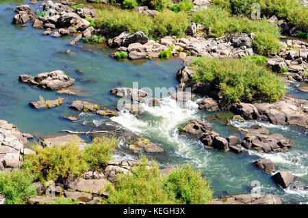 Niedriger Wasserstand im Sommer im oberen Teil des South Esk River in Cataract Gorge - launceston, Tasmanien, Australien Stockfoto