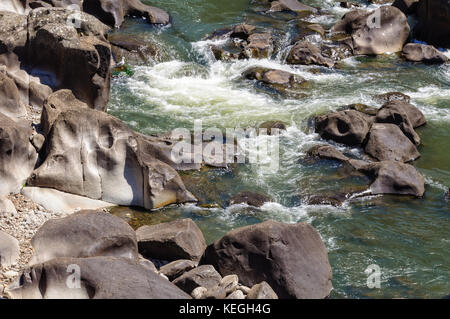 Glatte Felsen von den South Esk River in Cataract Gorge erodiert - launceston, Tasmanien, Australien Stockfoto