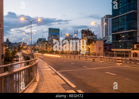 Sonnenaufgang über der Innenstadt von Saigon, Ho Chi Minh City, Vietnam. Ho Chi Minh City ist die größte Stadt Vietnams und ist das wirtschaftliche Zentrum des Landes Stockfoto