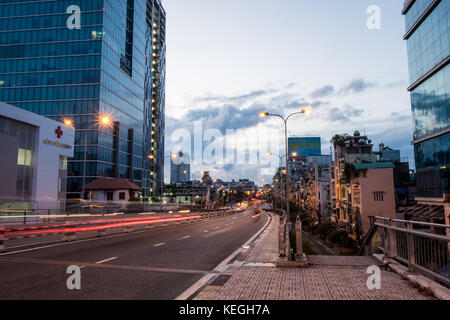 Sonnenaufgang über der Innenstadt von Saigon, Ho Chi Minh City, Vietnam. Ho Chi Minh City ist die größte Stadt Vietnams und ist das wirtschaftliche Zentrum des Landes Stockfoto