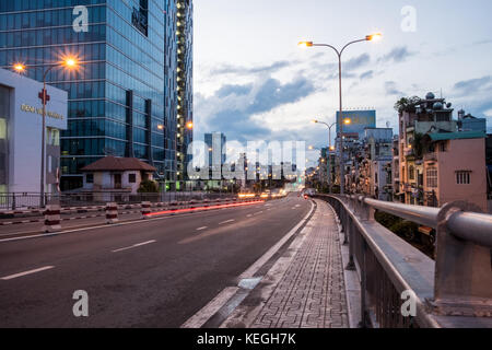 Sonnenaufgang über der Innenstadt von Saigon, Ho Chi Minh City, Vietnam. Ho Chi Minh City ist die größte Stadt Vietnams und ist das wirtschaftliche Zentrum des Landes Stockfoto
