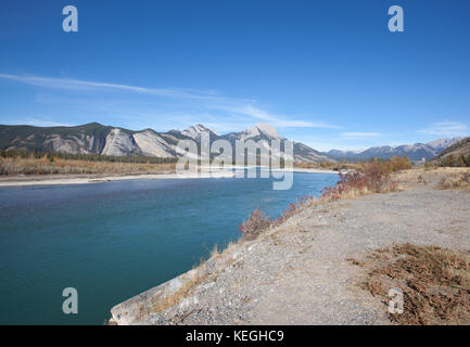 Blick auf Aeolus oder whitecap mountain range Berg über der Athabasca River in Jasper, Alberta Stockfoto