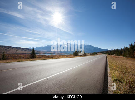 Eine leere Ausdehnung der kanadischen Highway durch die Rocky Mountains bei Jasper, Alberta Stockfoto