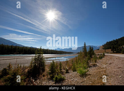 Ein schöner sonniger Tag mit der Brücke nach Jasper Fairmont in der Ferne Lodge über dem Athabasca River in Alberta Stockfoto