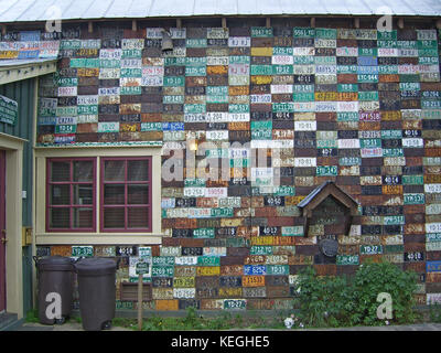 Nummernschilder an einer Wand in Colorado Stockfoto