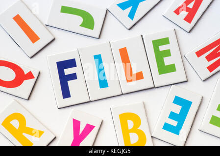 Word Datei aus bunte Buchstaben auf weißem Hintergrund Stockfoto
