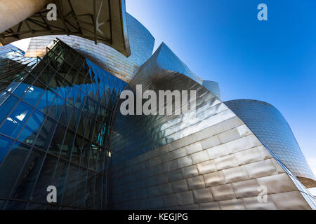 Das Guggenheim Museum des Architekten Frank Gehry futuristisches Architekturdesign aus Titan und Glas in Bilbao, Baskenland, Spanien Stockfoto