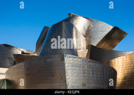 Das Guggenheim Museum des Architekten Frank Gehry futuristisches Architekturdesign aus Titan in Bilbao, Baskenland, Spanien Stockfoto