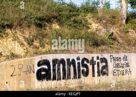 Amnistia Banner in Zubialde Förderung von Amnesty, nach 29 Jahren der Proteste, in Biskaia Baskenland, Spanien Stockfoto