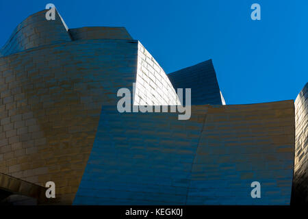 Das Guggenheim Museum des Architekten Frank Gehry futuristisches Architekturdesign aus Titan und Glas in Bilbao, Baskenland, Spanien Stockfoto