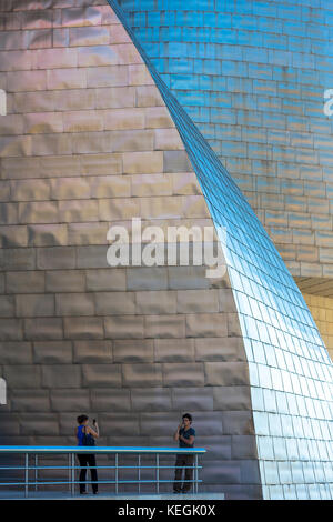 Touristen, die im Guggenheim Museum in Bilbao, Baskenland, Spanien fotografieren Stockfoto