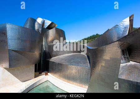 Das Guggenheim Museum des Architekten Frank Gehry futuristisches Architekturdesign aus Titan und Glas in Bilbao, Baskenland, Spanien Stockfoto