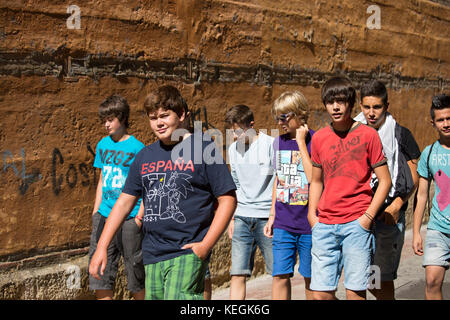 Youngsters – junge Studenten, die in der Calle Sacramento in Leon, Castilla y Leon, Spanien spazieren Stockfoto