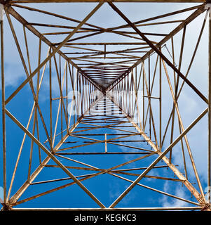 Abstrakte ungewöhnlicher Blick von unten ein altes Radio Tower. Stockfoto