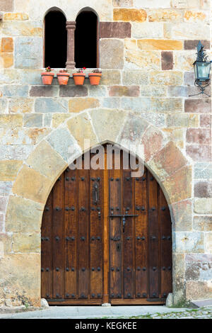 Traditionelle Tor in Santillana del Mar, Kantabrien, Nordspanien Stockfoto