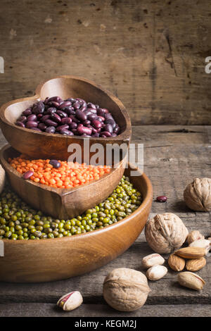 Quellen von pflanzlichen Proteinen sind verschiedene Hülsenfrüchte und Nüsse. Stockfoto