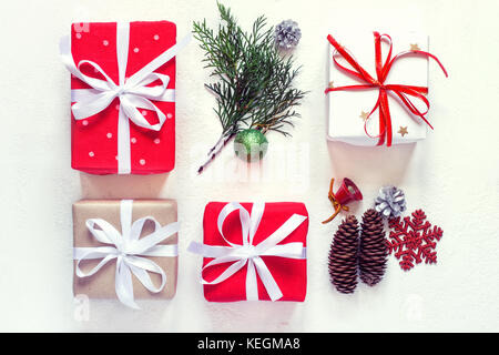 Weihnachten Geschenkboxen Sammlung mit Bändern verziert. Ansicht von oben. Vintage Muskelaufbau. Stockfoto