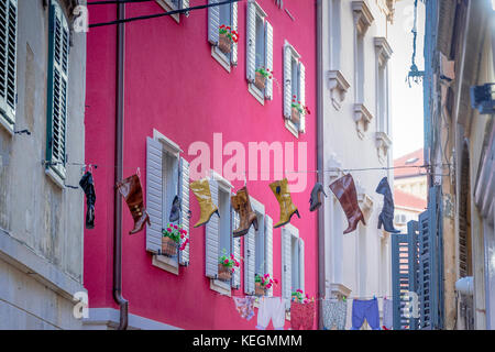 Abstrakte Kunst und bunte Häuser in Split, Kroatien Stockfoto