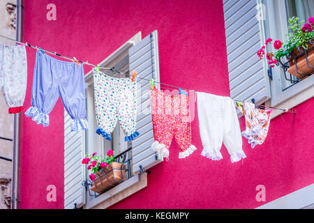 Abstrakte Kunst und bunte Häuser in Split, Kroatien Stockfoto