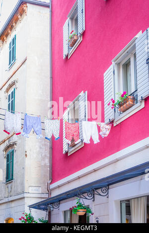 Abstrakte Kunst und bunte Häuser in Split, Kroatien Stockfoto
