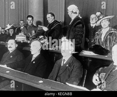 Captain Albert Ball, DSO, MC, mit der Freiheit, präsentiert der Stadt Nottingham am 19. Februar 1917. Albert Kugel, (14. August 1896 - 7. Mai 1917) war ein englischer Jagdflieger im Ersten Weltkrieg. Zum Zeitpunkt seines Todes war er das Vereinigte Königreich führenden Flying Ace, mit 44 Siegen und blieb seine vierte - höchste scorer hinter Edward Mannock, James McCudden, und George McElroy. Er wurde in der Tätigkeit am 7. Mai 1917, getötet, als sein Flugzeug in ein Feld in Frankreich abgestürzt. Er wurde posthum eine viktorianische Kreuz im Juni 1917 ausgezeichnet. Stockfoto